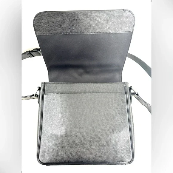 Louis Vuitton District PM Black Taiga Messenger Crossbody Shoulder Bag Dust Bag - Picture 8 of 16